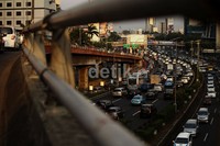 Semakin banyaknya mobil yang beredar, sementara kapasitas jalan tidak mencukupi, membuat kemacetan di Jakarta semakin parah.