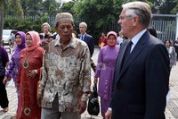 Bulan lalu, Pemerintah Belanda mengumumkan akan memberikan santunan sebesar 26.600 dollar AS atau sekitar Rp 270 juta untuk para janda korban pembantaian.