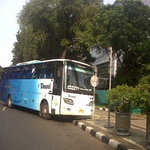 Tuntut Gaji Naik, Karyawan Damri Tutup Pintu Masuk Kantor Dahlan dengan Bus