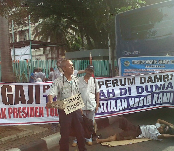 Tuntut Gaji Naik Karyawan Damri Tutup Pintu Masuk Kantor Dahlan Dengan Bus