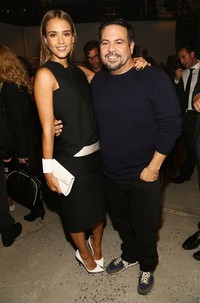 Bintang 'Sin City' itu juga sempat berfoto bersama tuan rumah yakni, desainer Narciso Rodriguez. Astrid Stawiarz/Getty Images/AFP.