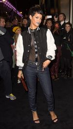 Rihanna Eksis dengan Blouse Transparan