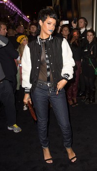 Pelantun 'Diamond' itu tampil mengenakan blouse transparan yang seksi dibalut jaket varsity berwarna hitam putih dengan detail bulu dan celana skinny jeans serta dihiasi dengan aksesoris seperti kalung rantai yang unik. Samir Hussein/Getty Images.