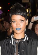 Rihanna Eksis dengan Blouse Transparan