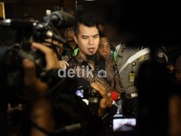 Sejak tabrakan itu saya tahu Dul nggak bisa nyetir. Buktinya dia belum bisa mengendarai, ya itu jadinya tabrakan, terangnya.