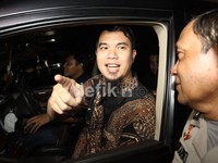Dhani saat meninggalkan Ditlantas Polda Metro Jaya, Pancoran, Jakarta Selatan.
