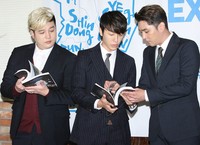 Shindong, Donghae, dan Kangin tampak membaca-baca buku tersebut. TenAsia/Paeng Hyun-joon.