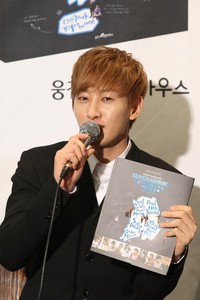 Eunhyuk sempat menjelaskan sedikit tentang buku tersebut. TenAsia/Paeng Hyun-joon.