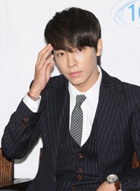 Donghae merapikan rambutnya di sela-sela peluncuran buku. TenAsia/Paeng Hyun-joon.