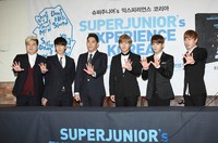 Shindong, Donghae, Kangin, Sungmin, Ryeowook, dan Eunhyuk melakukan salam ala Super Junior. TenAsia/Paeng Hyun-joon.