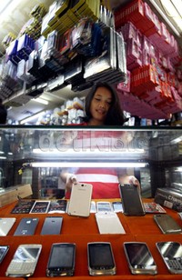 Seorang sales menata telepon genggam pintar (smartphone) yang dijual di salah satu toko di bilangan Kuningan, Jakarta, Kamis (12/9/2013).