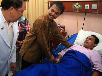 Menpora Jenguk Korban Kecelakaan Tol Jagorawi