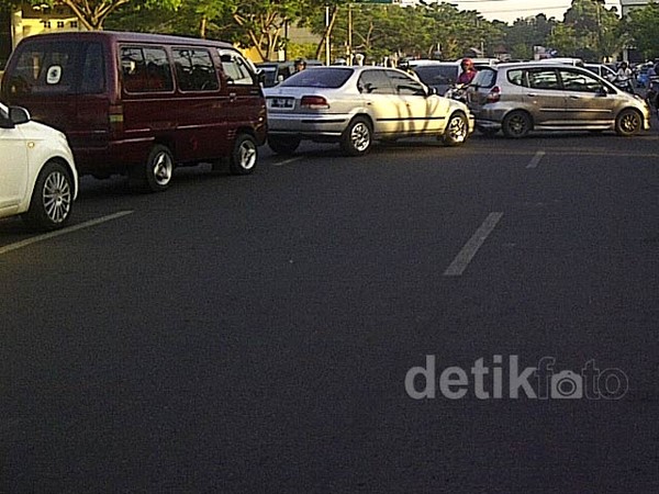 Dirazia, Siswa SMA di Surabaya Tetap Bawa Mobil