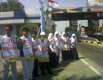 Teman Sebaya Dul Gelar Aksi Simpatik di Pintu Tol