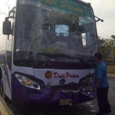 Bus Rombongan Calon Jamaah Haji Bojonegoro Kecelakaan di Tol