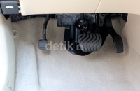Nissan X-Trail transmisi otomatis dan cuma tersedia dua pedal. Satu pedal paling kiri untuk melepas rem.