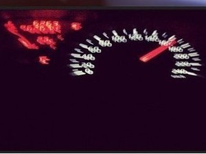 Tren Berbahaya: Memotret Speedometer Saat Ngebut