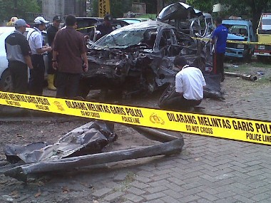 Tim Mitsubishi Melakukan Pemeriksaan Mobil Dul