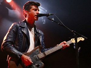 Alex Turner Melarang Ibundanya Datang ke Konser Arctic Monkeys