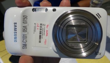 Kamera 16 megapixel dengan 10 kali optical zoom yang menempel di punggung Galaxy S4 Zoom adalah daya tarik utamanya.