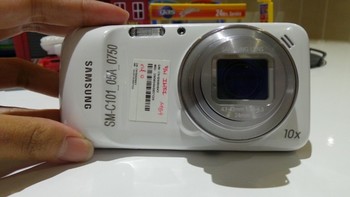 Ide memunculkan Galaxy S4 Zoom bermula dari kesuksesan Galaxy Camera yang diklaim Samsung disukai banyak orang. Kenapa nggak, menghadirkan smartphone kamera, dengan fitur kamera sungguhan, kata Irfan.