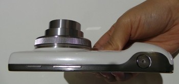 Sementara Galaxy Camera tampak gemuk, Galaxy S4 Zoom tampil lebih ramping dan ringan sehingga lebih ringkas di bawa.