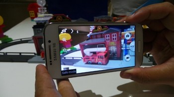 Galaxy S4 Zoom dibekali sejumlah fitur yang semakin memudahkan pengguna menjepret ala fotografer profesional, ditambah kemudahan berbagi ke jejaring sosial.