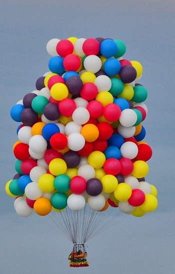     Jonathan menjelajah dengan 370 balon berwarna warni yang berisi helium. Mengingatkan pada film kartun Up di mana seorang kakek menjelajah dunia juga dengan balon. (kredit foto: Paul Cyr)