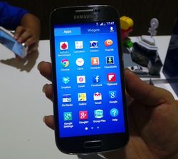 Si Mungil Galaxy S4 Mini dan S4 Zoom