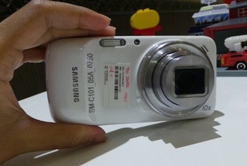 Galaxy S4 Zoom, adalah ponsel yang dibekali kamera built-in dengan segala fitur seperti kamera sungguhan.