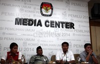 Kader Partai Bulan Bintang Mujahidin Sulaiman (kiri), kader PDIP Maruara Sirait (tengah) Pengamat Politik Pol-Tracking Institute Hanta Yuda (kanan) menjadi pembicara dalam diskusi tersebut.