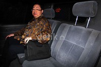 Robert Tantular meninggalkan gedung KPK.