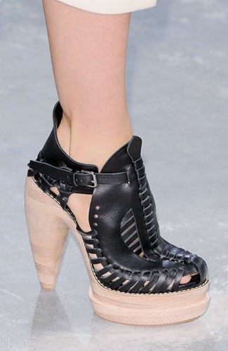 10 Tren Sepatu Unik dari New York Fashion Week