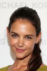 Katie Holmes terlihat cantik dengan tampilan make-up sederhana sembari memamerkan seyum manisnya. Neilson Barnard/Getty Images for Michael Kors/AFP.