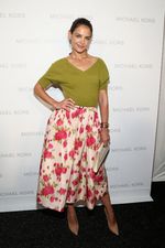 Gaya Feminin Katie Holmes