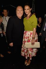 Gaya Feminin Katie Holmes