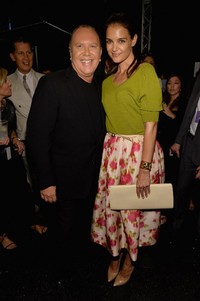 Di akhir acara, Katie Holmes juga sempat berfoto bersama sang desainer Michael Kors. Dimitrios Kambouris/Getty Images for Michael Kors/AFP.