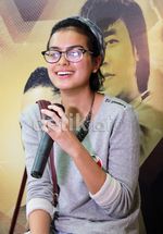 Eva Celia Manis Bergaya Casual