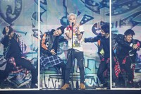 Kolaborasi G-Dragon dengan trainee YG yang ikut di variety show 'WIN'. AFP Photo/STARNEWS.