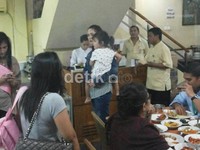 Pelantun 'Cinta Mati' itu mengenakan paduan baju bergaris putih-hitam dengan jaket dan celana jeans berwarna biru tua.