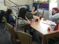 Rambut panjangnya terlihat diikat sederhana.