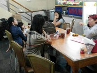 Sebelumnya, Mulan juga pernah datang ke RSPI bersama putrinya, Tiara.