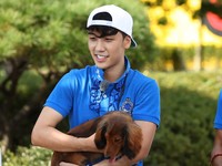 Apakah anjing yang dipegang Seungri juga termasuk salah satu misi? (SBS)