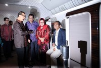 Dahlan Iskan bersama istri menjajal prototipe first class Garuda Indonesia.