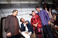 Dirut Garuda Indonesia Emirsyah Satar dan Dirut BNI Gatot Suwondo mendampingi Dahlan Iskan menjajal prototipe first class Garuda Indonesia.