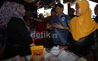 Direktur BCA Henry Koenaifi berbincang dengan pedagang di Pasar Blok G Tanah Abang, Jakarta Pusat, Jumat (13/9/2013).