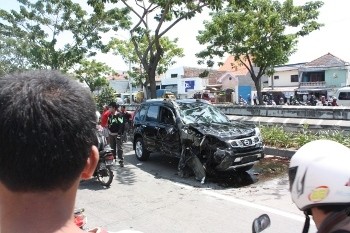 Hindari Biker, X-Trail Kapolres Sampang Tabrak Pohon dan Terguling 3 Kali