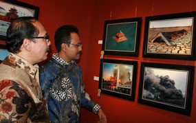 Foto Keganasan Lumpur Lapindo Bidikan Pak Kades Jadi Jawara