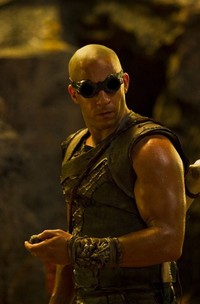 Ini dia sosok Richard B. Riddick (Vin Diesel) dengan kacamatanya yang khas. Jan Thijs/Universal Pictures.