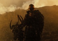 Dalam keadaan lemah dan tak berdaya, Riddick terpaksa harus beradaptasi dengan planet tersebut. Jan Thijs/Universal Pictures.     